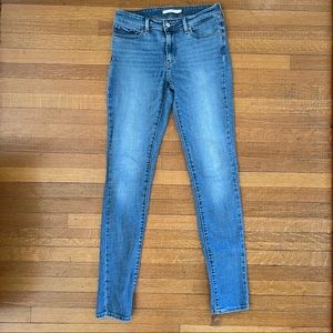 Levi’s 711 Skinny. Waist 28, Length 34. Medium Wash.